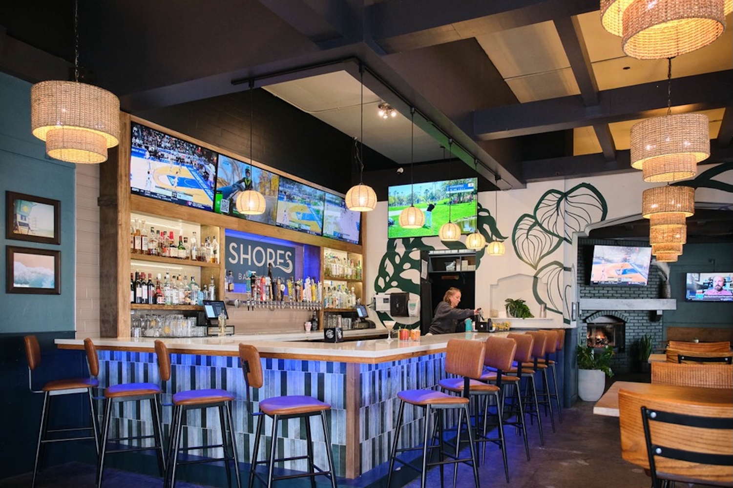 Shores%20bar %20bar%20area