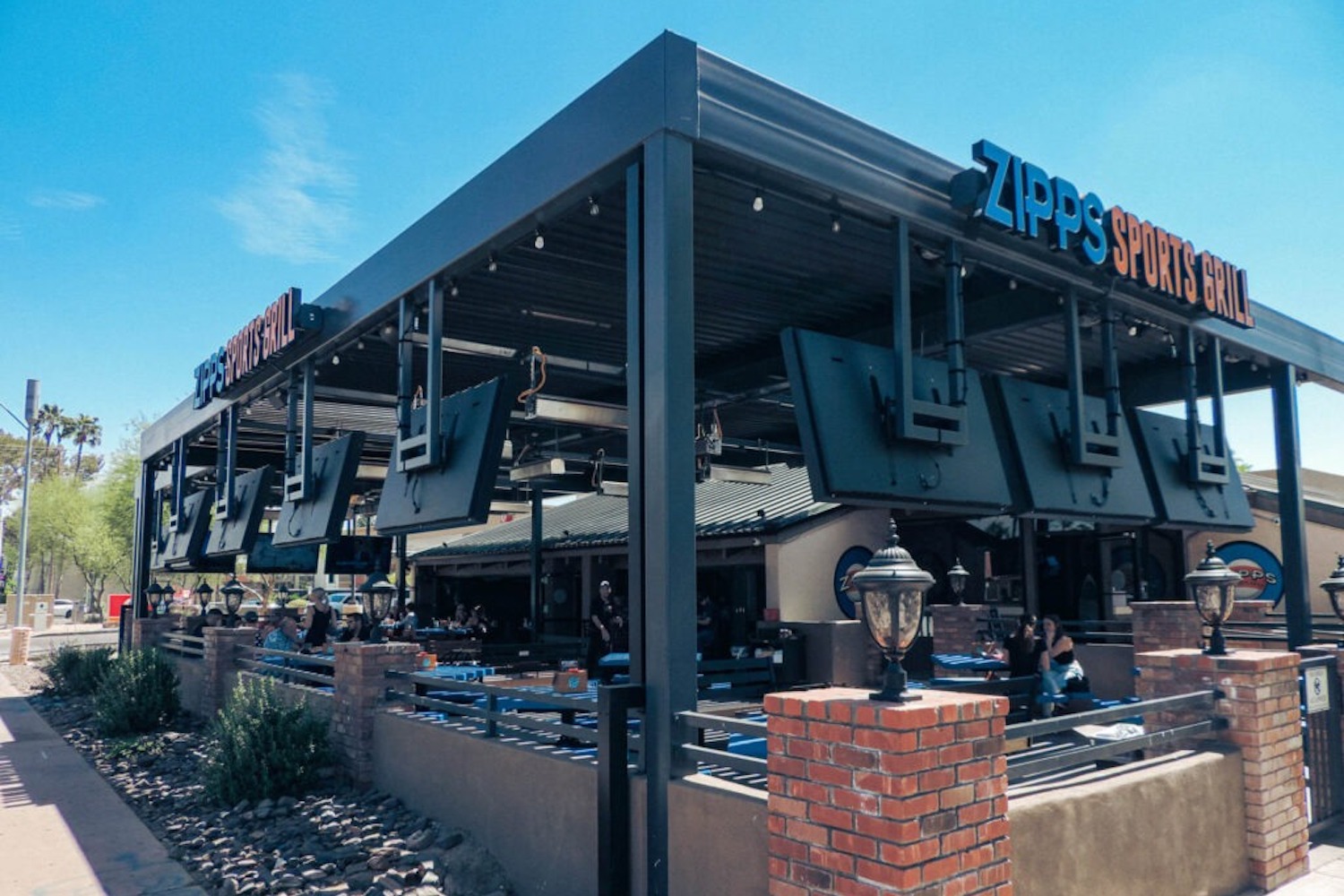 Zipps%20sports%20grill %20camelback%20exterior