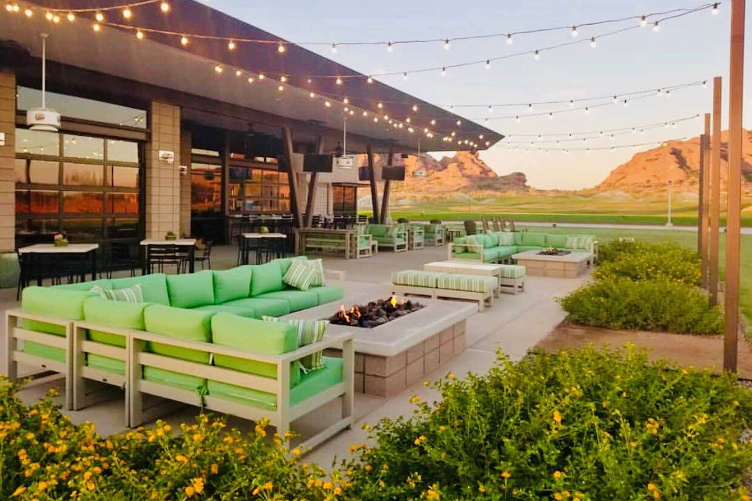 Lou%27s%20bar%20%26%20grill %20patio