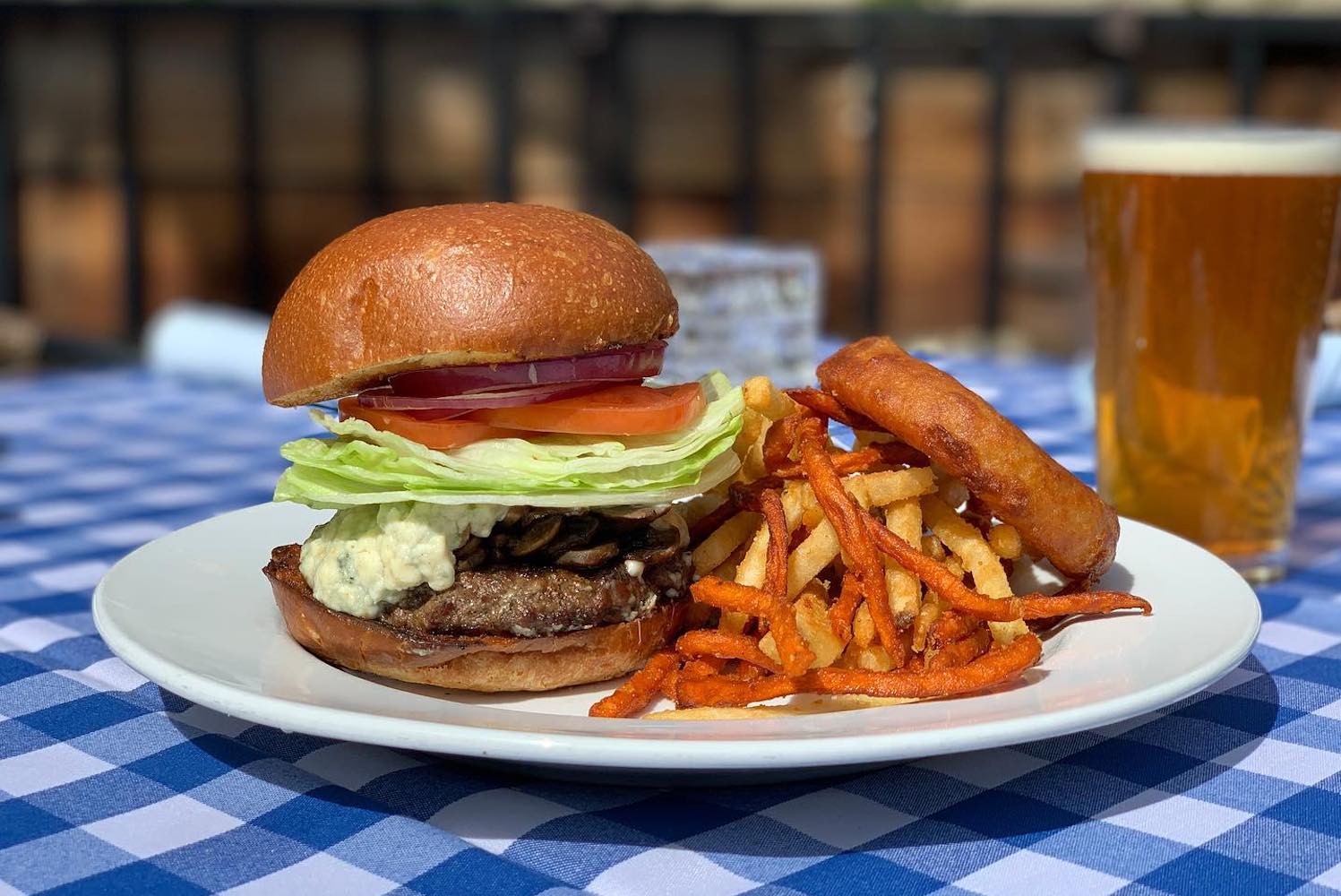 Wallys%20american%20pub %20button%20%26%20bleu%20burger