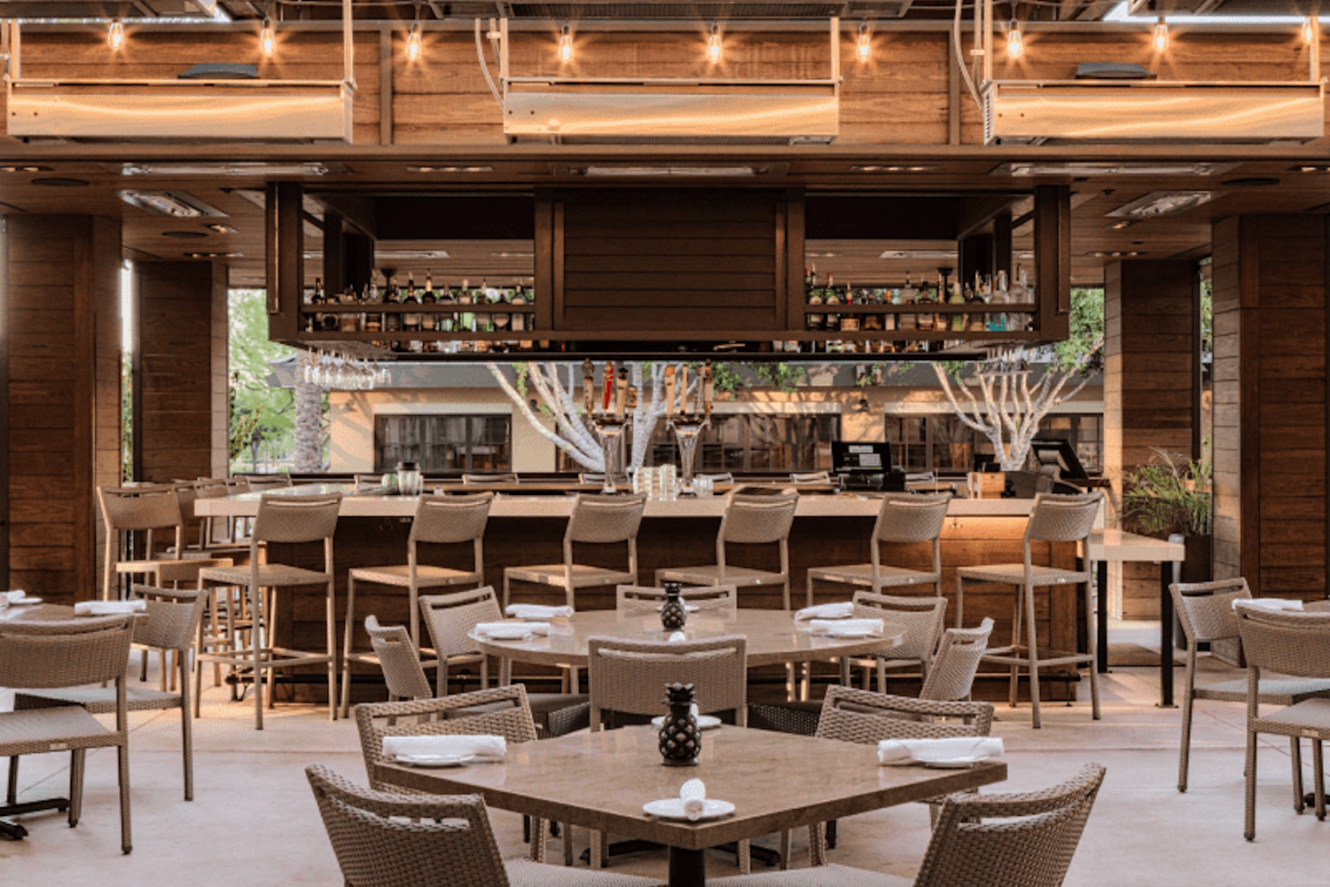 Tommy%20bahama%20restaurant%20%26%20bar %20patio%20%26%20bar%20area